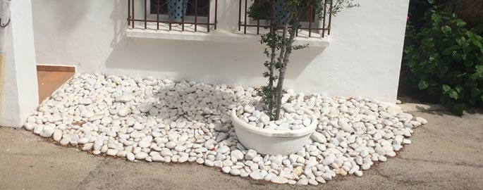 Piedras blancas en entrada restaurante